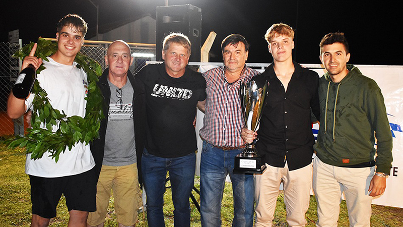 Leonel y Agustín Gelso junto con el preparador Fernando Occhi en la Monomarca 1100. | Foto Miguelangel
