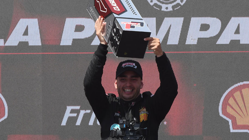 Federico Hermida celebró en lo más alto del podio | Prensa Turismo Pista