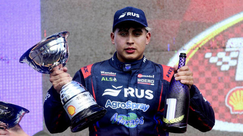 Santiago Biagi celebra en lo más alto del podio tras una victoria categórica en las TC Pista Pick Up | Prensa ACTC