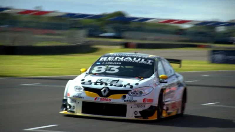 Facundo Ardusso celebró en lo más alto del podio en Santiago del Estero tras una victoria clave que lo devuelve a la punta del campeonato | Prensa ACTC