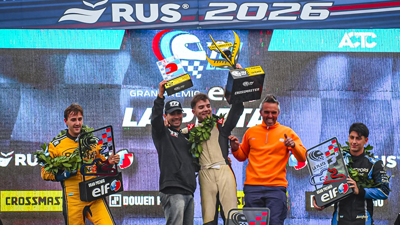 Tomás Vitar celebra en lo más alto del podio tras imponerse en una exigente final de la Clase 2 | Prensa TN APAT