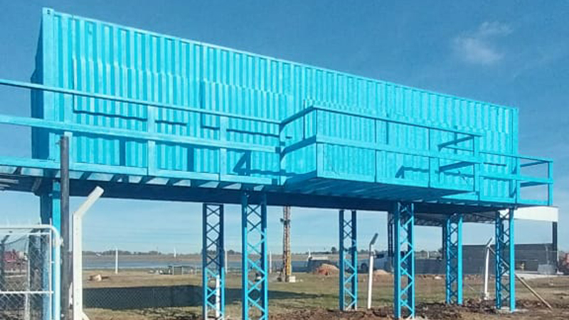 Ya se colocó el container áreo frente a la recta principal que actuará de torre de control. | Foto gentileza AMCA