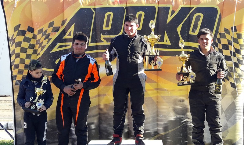 Tomás Molli con paso ganador en Tandil. Aprovechó la situación de Hellested para recibir la bandera a cuadros como ganador. / Fotos Bandera a Cuadros