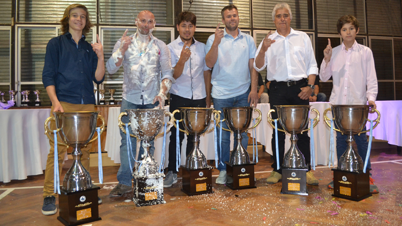  Ochoa, Alonso, Elbich, Ortiz, Sánchez y Volpi son los 6 campeones de 2018 y se llevaron un chasis de regalo. | Fotos Rodolfo Martín