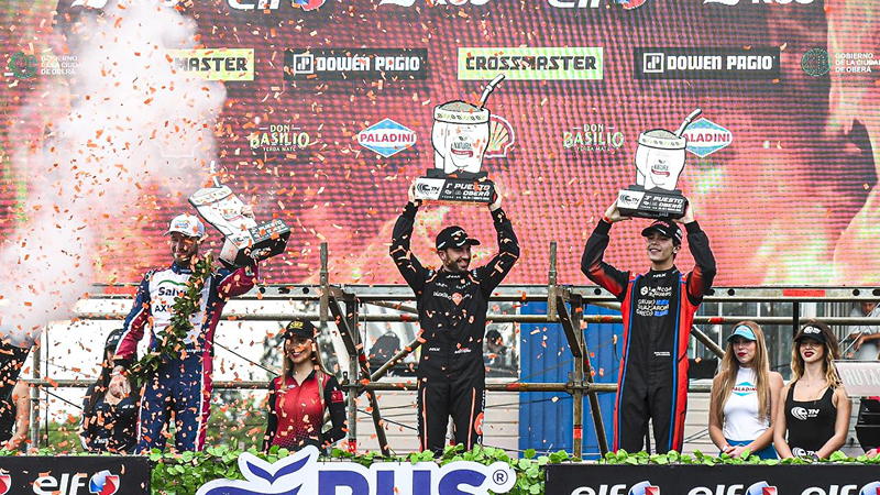 Julián Santero festejó en lo más alto del podio tras imponerse en la final de la Clase 3 en Oberá | Prensa TN APAT 