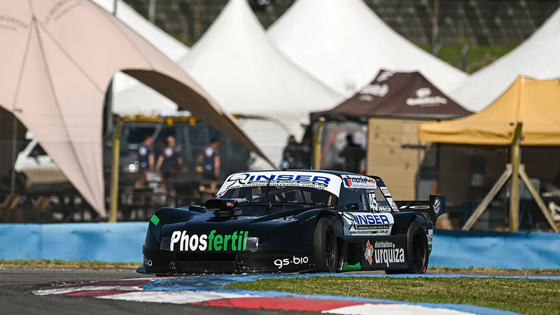 Iñaki Arrias festeja la obtención de la pole position en Rosario con el Ford del Candela Competición | Gentileza TC2000