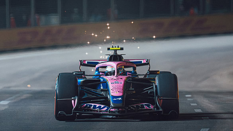 Franco Colapinto transita el circuito de Marina Bay al mando del Alpine A526 en la carrera Sprint de Singapur | Gentileza Alpine F1 Team