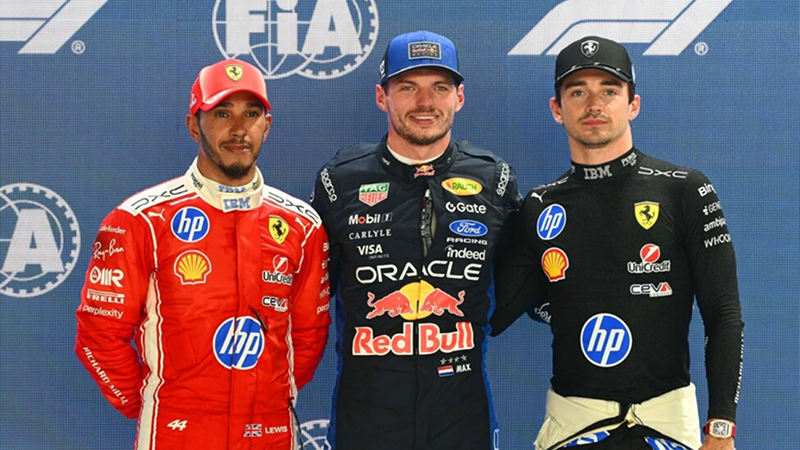 Max Verstappen celebra su pole position N.° 50 junto a los pilotos de Ferrari, Charles Leclerc y Lewis Hamilton