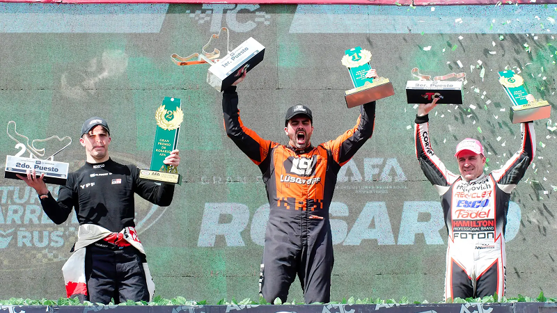 Mauricio Lambiris celebra la victoria de punta a punta junto a Rossi y Werner en lo alto del podio en Rosario | Gentileza ACTC