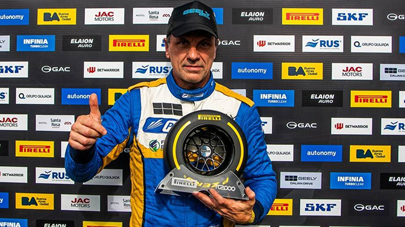 Nicolás Traut posa con el premio al más rápido del sábado en Toay, tras su primera pole position | Gentileza TC 2000