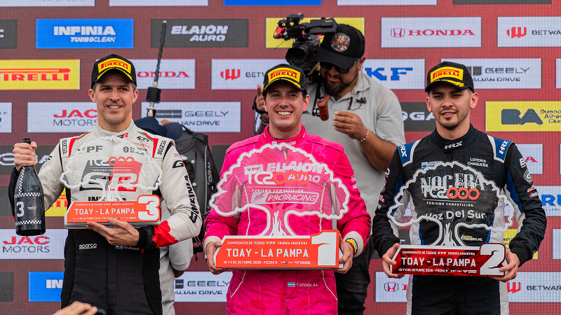 Franco Vivian festeja en el podio de Toay tras obtener la victoria en la novena fecha del TC2000 con la Chevrolet Tracker rosa | Gentileza TC2000