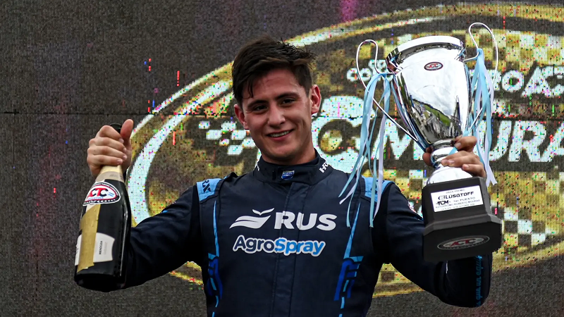Fabrizio Maggini festeja en lo alto del podio su victoria en el TC Mouras | Gentileza ACTC