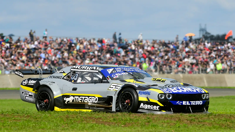 Eugenio Provens transita la pista de San Nicolás al frente del primer parcial con el Dodge Challenger | Gentileza ACTC
