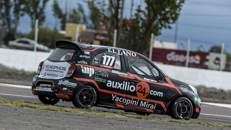 Tomás Vitar en pista con el Nissan March tras registrar su primera pole position en el TN Clase 2 | Gentileza TN Apat