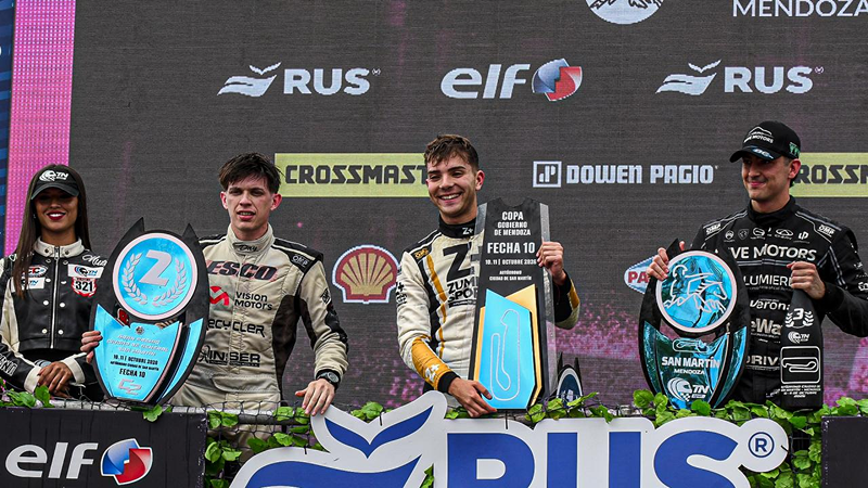 Tomás Vitar celebra en el podio de San Martín tras conquistar el triunfo de local y cosechar el puntaje ideal en la Clase 2 | Gentileza TN Apat