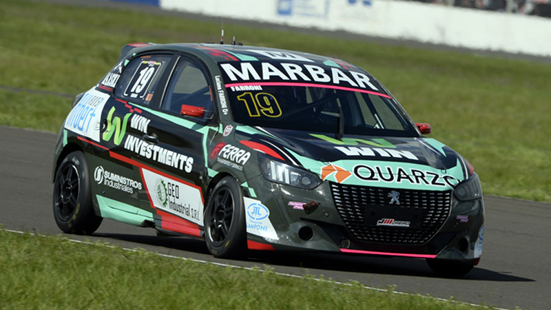 Luciano Farroni exige el Peugeot 208 del JMoreiro Sport en el Autódromo de Concepción del Uruguay | Gentileza Turismo Pista