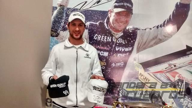 Nicolás Pezzucchi autografió las gorras de Bandera a Cuadros para el concurso.