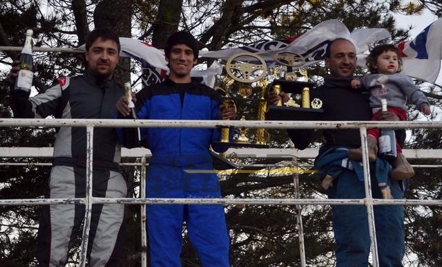 Los olavarrienses Ariel Ferraro y Mariano Savi acompañaron a Eduardo Venancio en el podio de Cajero.