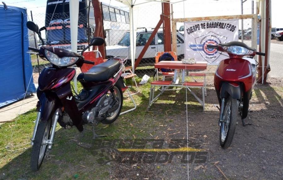 A la izquierda la moto adquirida por el Cuerpo de Banderilleros del AMCO para sus labores. A la derecha la nueva moto que se sortea.
