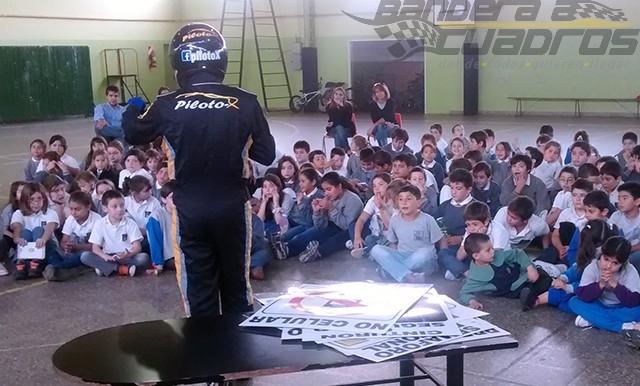 Vestido con el buzo antiflama, el casco (que representa su cara) más los guantes, apareció a las 10.40 en el Gimnasio San Antonio de Padua. Vaya sorpresa.