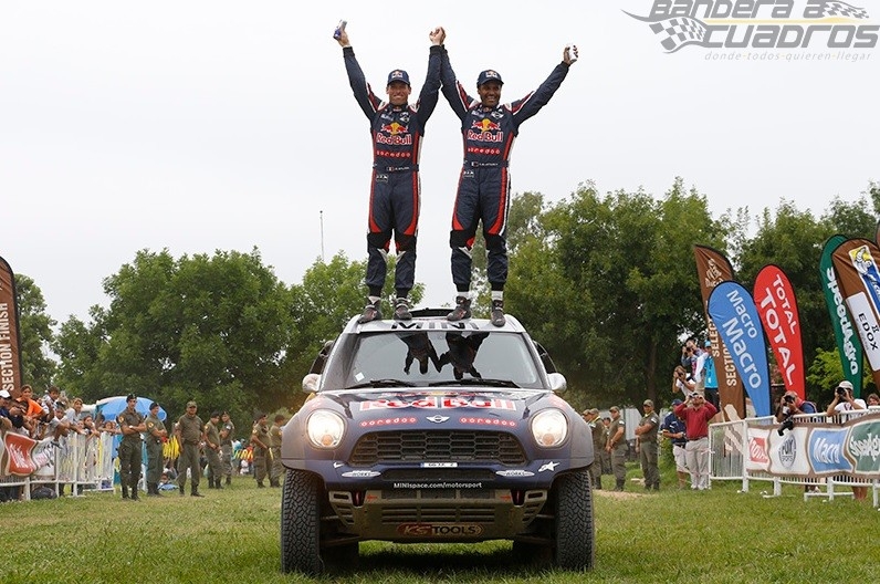 El campeón festejando con su copiloto.