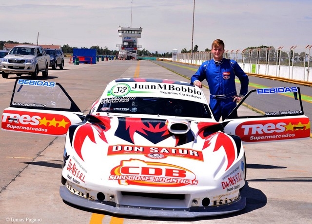 Alejandro Weimann se subió por primera vez a la Dodge con la cual afrontará la temporada 2015 del TC Pista Mouras junto con el Azul Sport Team.