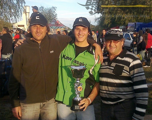  Sergio y Ezequiel Tosoni junto con 'Tino' Borzi, disfrutando de la victoria en Zárate.