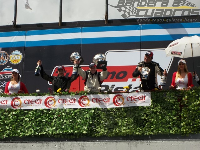 Momento inolvidable. Emanuel Bibiloni celebra en el podio de Buenos Aires su primera victoria en la Clase 3 del TP.