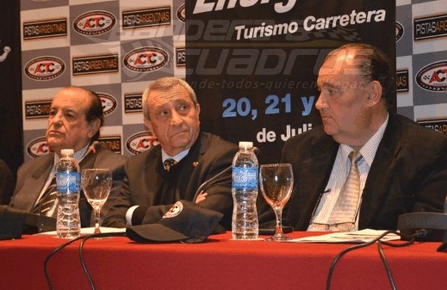 Lorenzo Librizzi (derecha) con las autoridades de la ACTC en el lanzamiento de la carrera de TC.