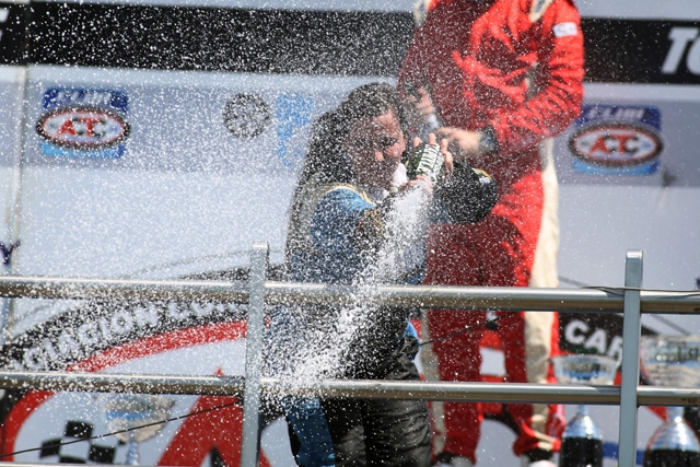 Josefina Vigo disfruta de su primer champán.