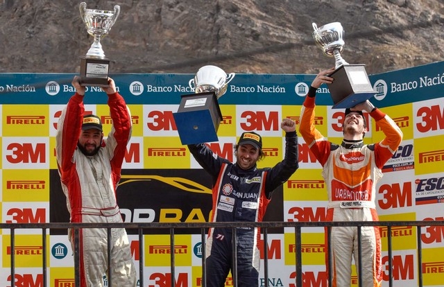 El podio de este mediodía en San Juan, con los tres primeros del Top Race Series.