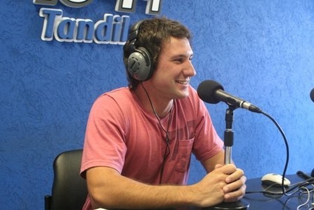 Nico Pezzucchi en los estudios de la FM 104.1, la radio de El Eco. 