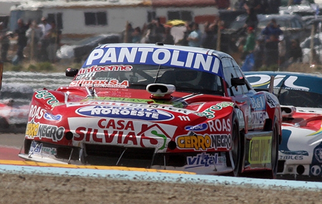 Nicolás Pezzucchi quedó entre los mejores 10 del TC Pista en el arranque de la actividad en La Pampa.