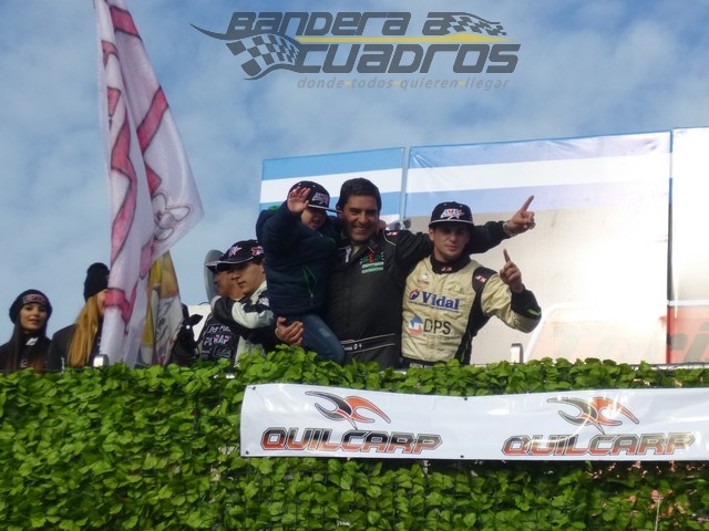 Kelo Torres, su hijo Valentín y Agustín Herrera celebrar en el podio de La Plata la victoria en la carrera del año del Turismo Pista.