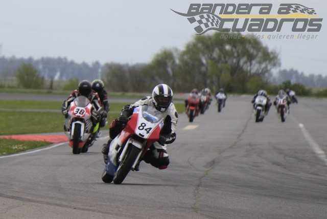 El número 84 identifica a Emiliano Arrouy en Moto3 B.