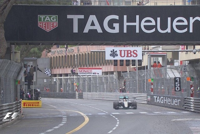 Hamilton cruza la bandera a cuadros en Mónaco.