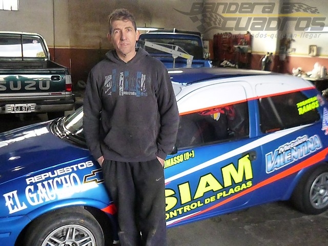 Sergio Giacomasso junto con su hermano Gerardo y un grupo de colaboradores armaron en Olavarría un auto de Turismo Pista de cero.