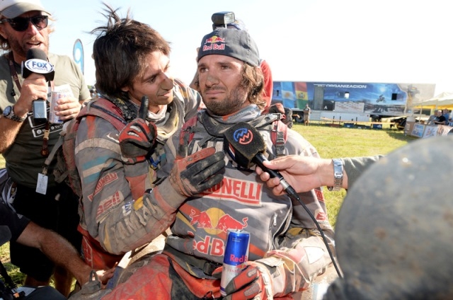 Alejandro celebra con su hermano Marcos Patronelli, ganador de la edición 2016 del Dakar en cuatriciclos.