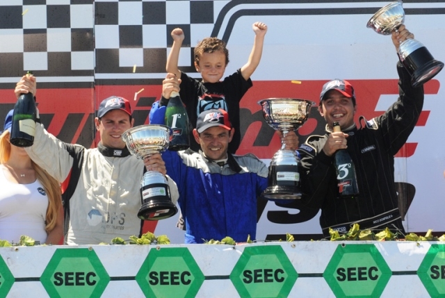 Emanuel Bibiloni y Bonfiglio acompañan en el podio al ganador del domingo Daniel Crevatín, vencedor de las dos carreras de la Clase 1 en Olavarría.