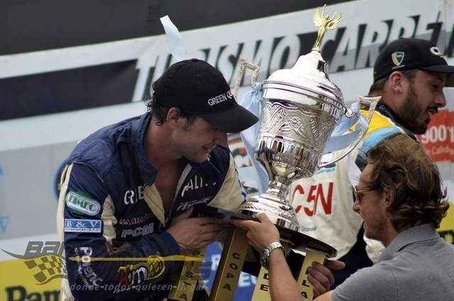  Momento inolvidable para Nicolás Pezzucchi: campeón 2013 de TC Pista en Buenos Aires.