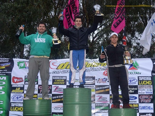 Dos Stracquadaini en la foto: el campeón Rafael (2º), con García (1º) al medio y Braian (3).