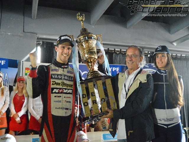 Rossi se consagró en el TC y ahora va en busca del "1" en el Turismo Nacional.