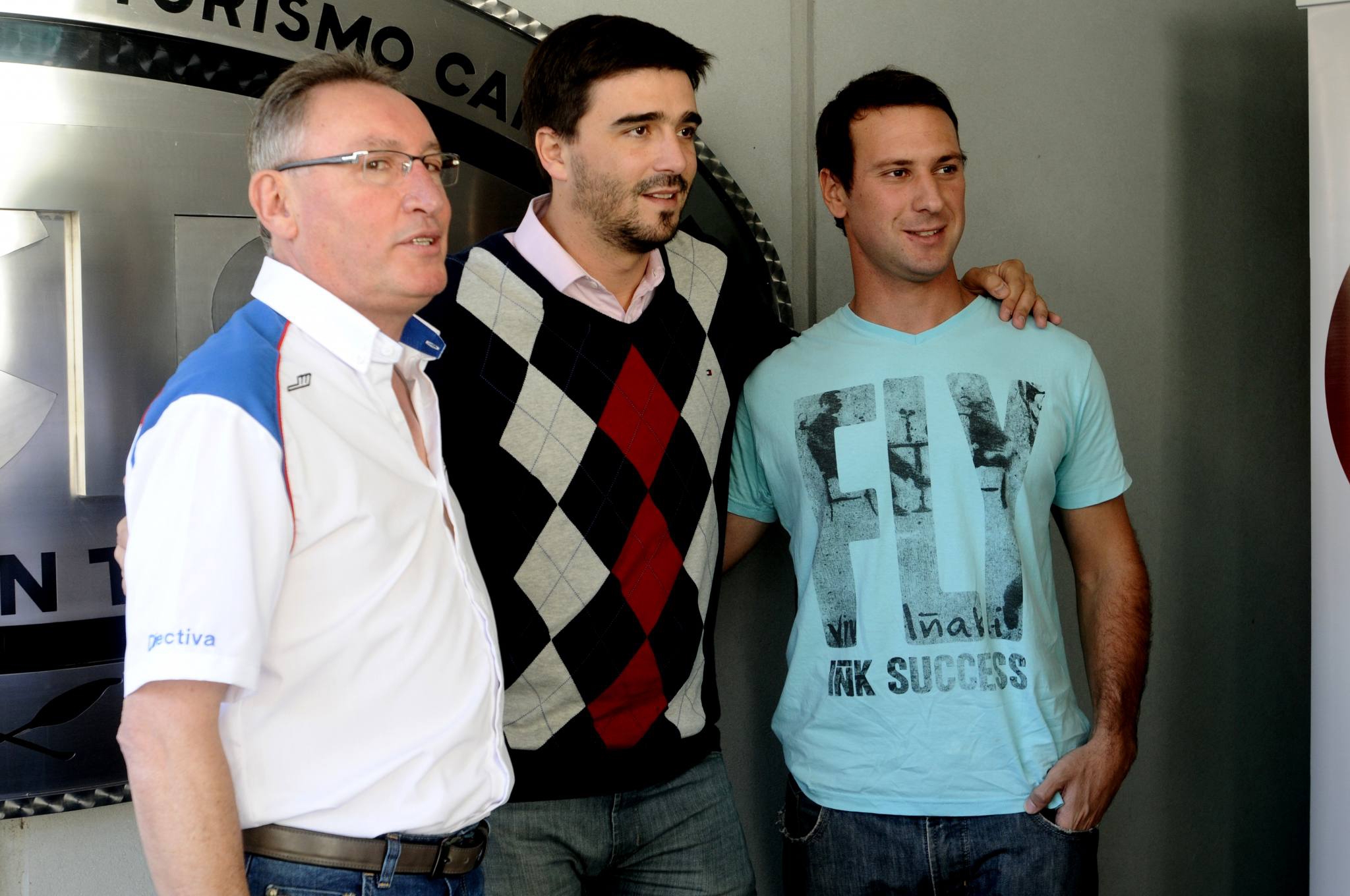 César Benigni presidente del AMCO, el intendente municipal Ezequiel Galli y el piloto de Olavarría en el TC Pista Nicolás Pezzucchi, esperan por la carrera de TC en nuestra ciudad.
