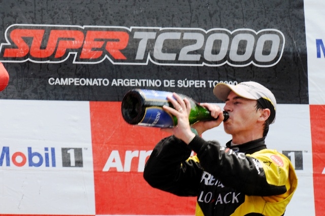 Leonel Pernía (Renault LoJack Team) ganó tras un duelo mano a mano con José María López.