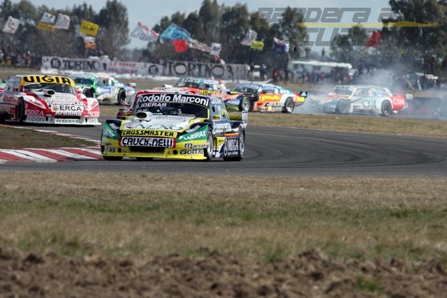 Omar Martínez se llevó la victoria el domingo 25 de agosto de 2013 en Olavarría. El TC estará de nuevo en el autódromo “Hermanos Emiliozzi” del AMCO.