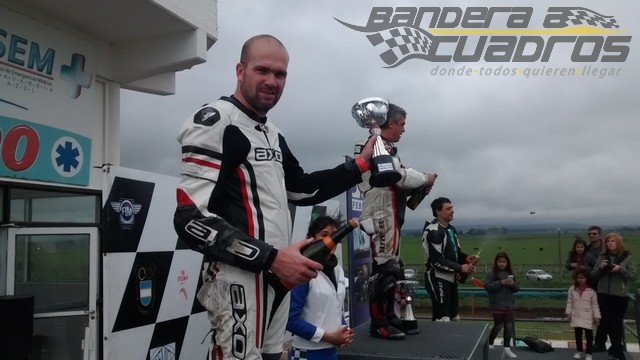 En el podio "Chueco" Romero del AMCO, Jota Spinella celebró el 2do. puesto en Moto 3 B.
