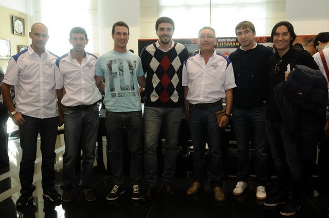 Las autoridades del AMCO, Nicolás Pezzucchi, el intendente Ezequiel Galli y varios olavarrienses estuvieron ayer en la sede de la ACTC.