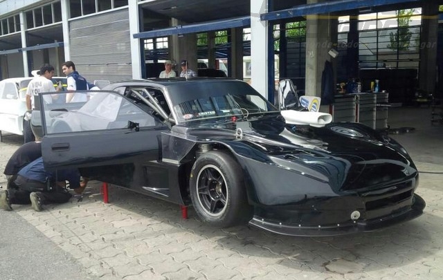 Nicolás Pezzucchi entrena en La Plata sobre el Dodge del Dole Racing.