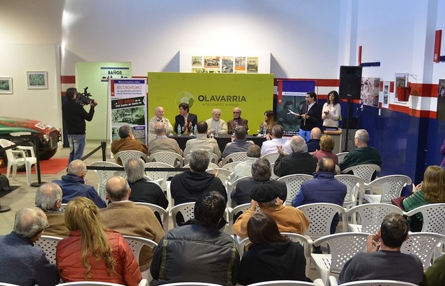 Autoridades del AMCO e integrantes de la Escudería Emiliozzi en el homenaje.