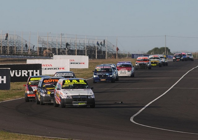 Daniel Crevatín ocupa la segunda posición en el campeonato de la Clase Uno del Turismo Pista.